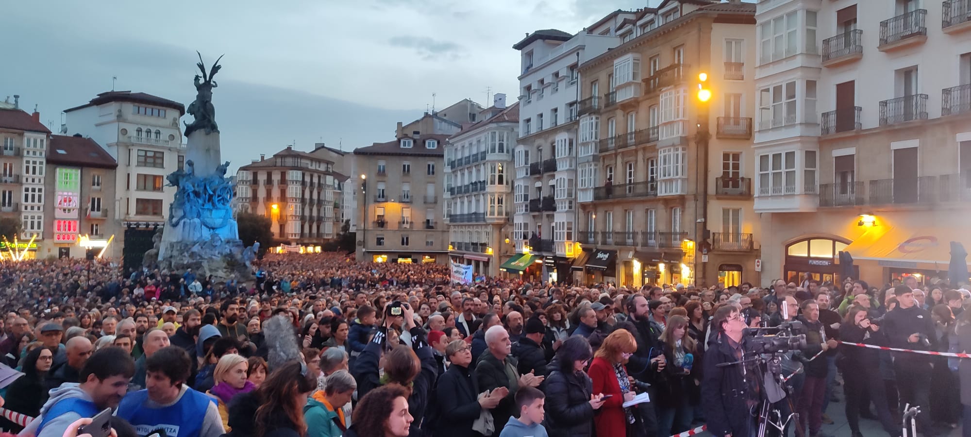 Multitudinaria presencia en el acto de memoria llevado a cabo esta tarde en la gasteiztarra plaza de la Virgen Blanca