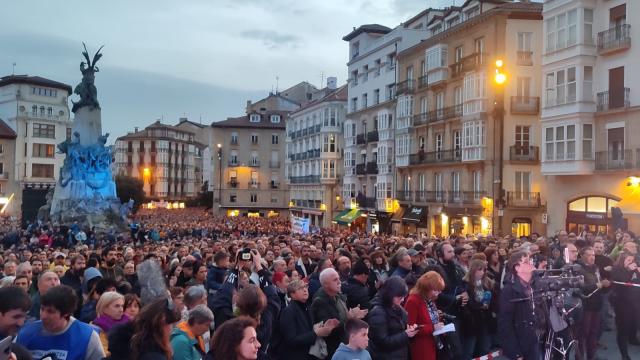 Multitudinaria presencia en el acto de memoria llevado a cabo esta tarde en la gasteiztarra plaza de la Virgen Blanca
