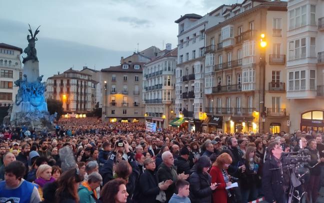 Multitudinaria presencia en el acto de memoria llevado a cabo esta tarde en la gasteiztarra plaza de la Virgen Blanca