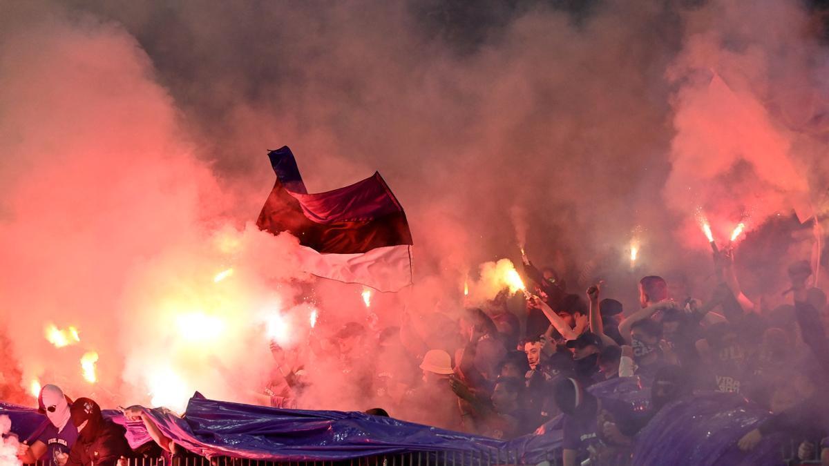 Aficionados con bengalas en el Estadio de Francia.