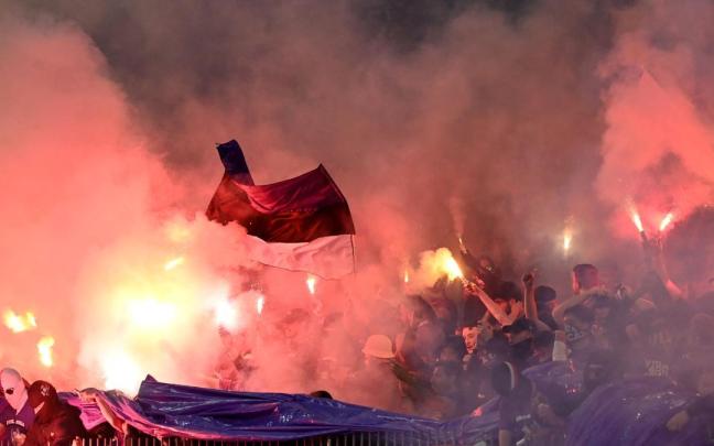 Aficionados con bengalas en el Estadio de Francia.