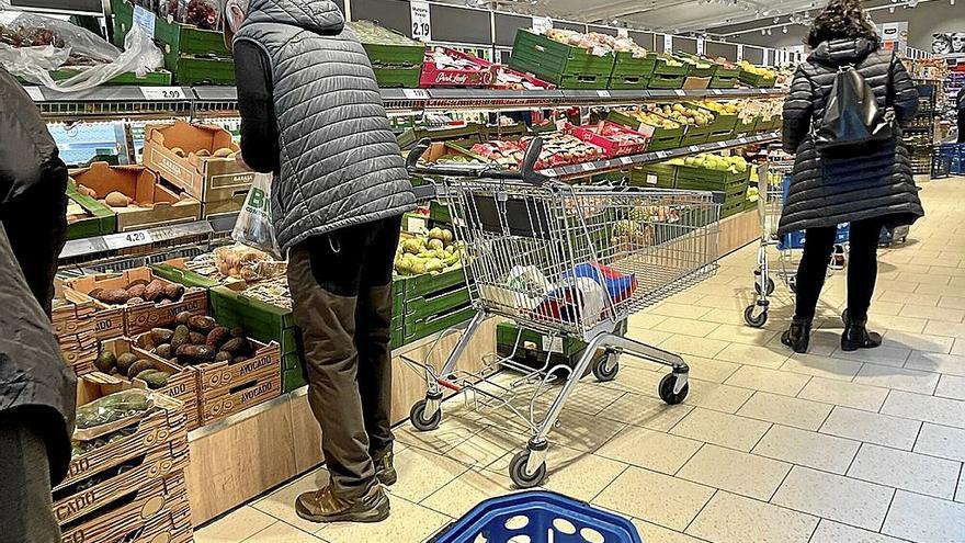 Personas compran en un supermercado.