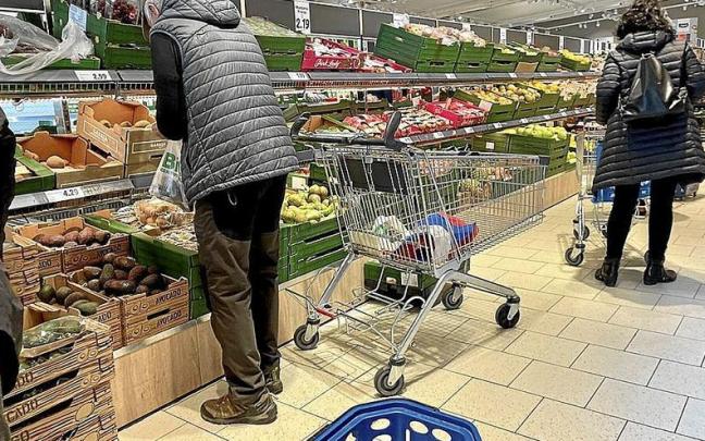 Personas compran en un supermercado. Personas compran en un supermercado.