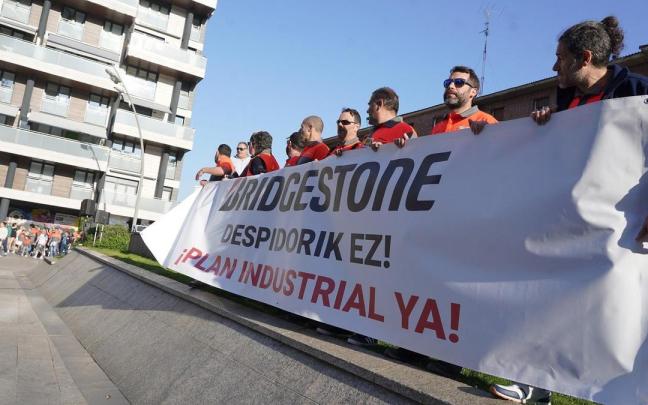 Los trabajadores de Bridgestone siguen pidiendo la retirada del ERE y un plan industrial de futuro / Borja Guerrero Los trabajadores de Bridgestone siguen pidiendo la retirada del ERE y un plan industrial de futuro