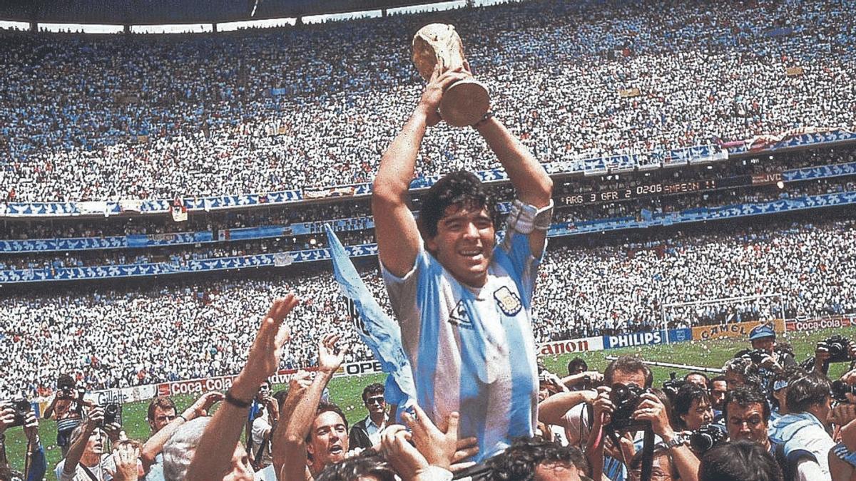 Diego Armando Maradona levanta la Copa del Mundo en el estadio Azteca.