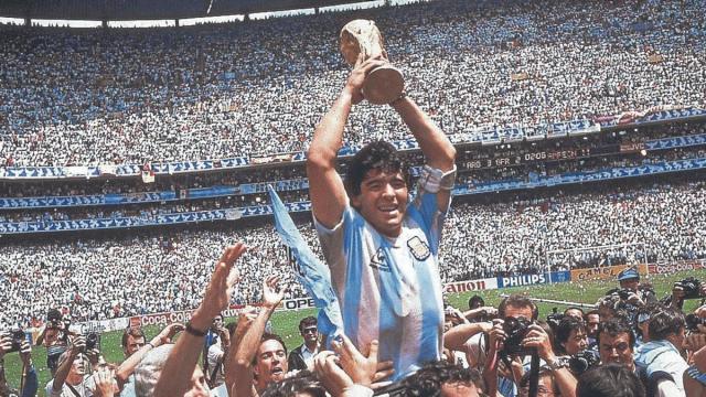 Diego Armando Maradona levanta la Copa del Mundo en el estadio Azteca.
