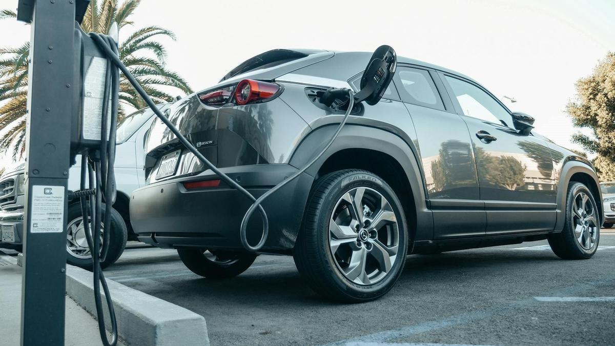 Un coche eléctrico cargando su batería en un punto habilitado.