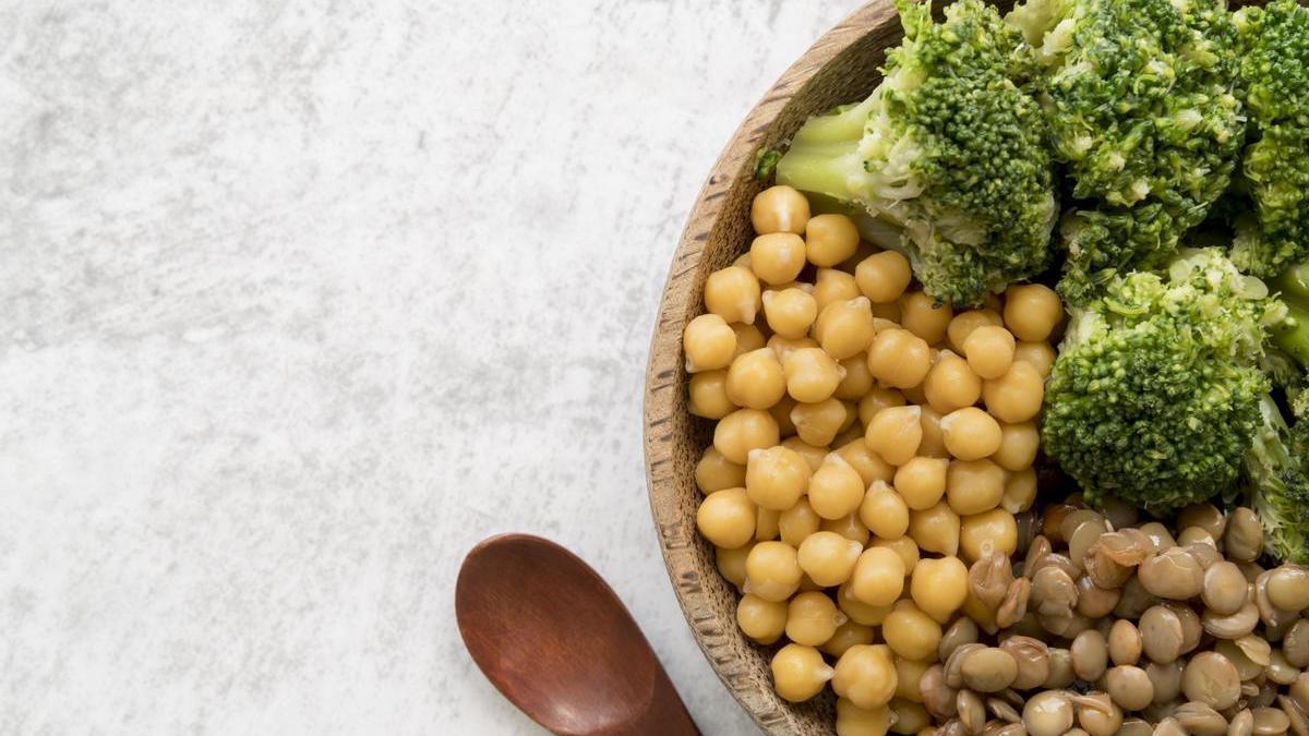 Plato de lentejas, garbanzos y brócoli.