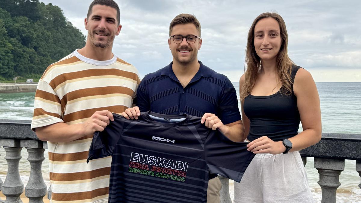 Pablo Cazalis, organizador de la Travesía, Inaxio Illarramendi, concejal de Deportes, y Gemma Soler, técnica de la Federación Vasca de Deporte Adaptado.