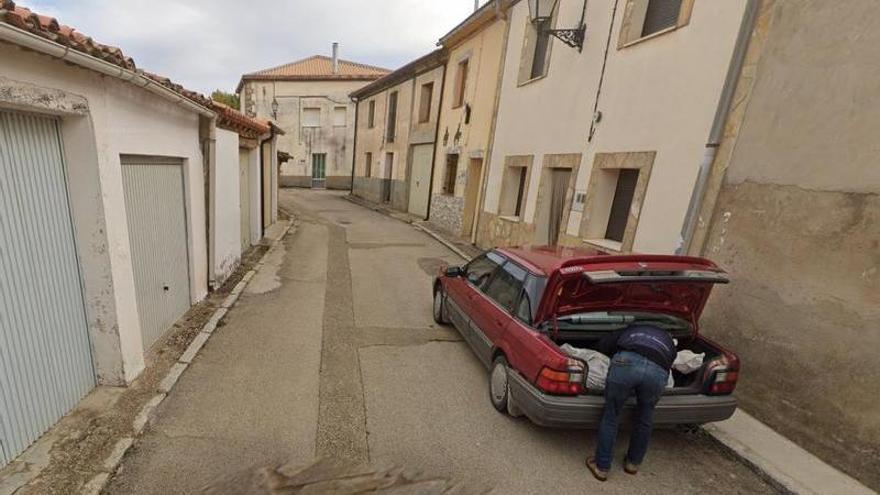 El hombre, sorprendido por el coche de Google Maps.