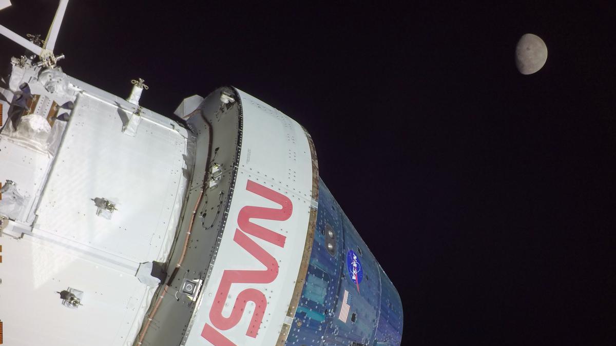 Nave Orion de la misión Artemis I con la Luna al fondo.