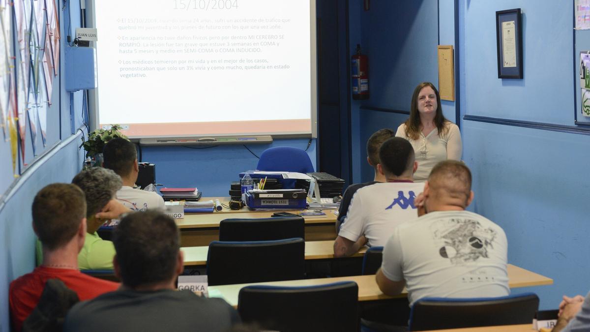 Charla de Ainhoa Elorriaga el pasado 13 de junio en el Autoescuela Gernika organizada por Stop Violencia Vial.