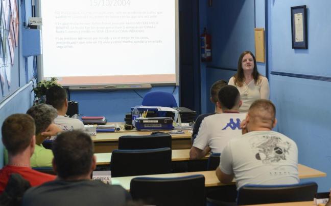 Charla de Ainhoa Elorriaga el pasado 13 de junio en el Autoescuela Gernika organizada por Stop Violencia Vial.