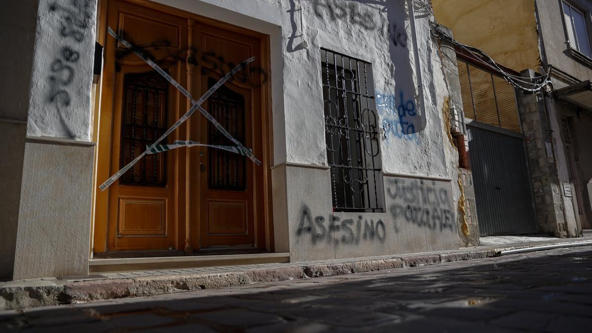Pintadas contra el asesino del menor de 13 años en su domicilio de Sueca.