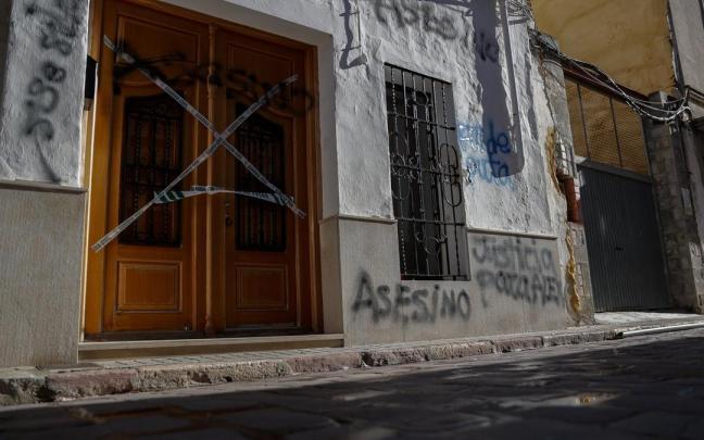 Pintadas contra el asesino del menor de 13 años en su domicilio de Sueca.