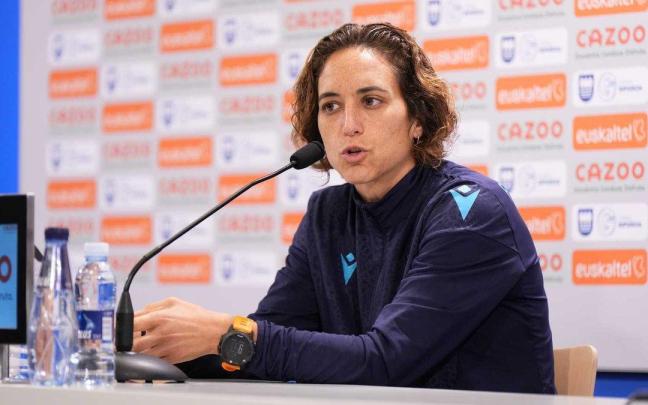 La entrenadora de la Real Sociedad, Natalia Arroyo, durante una rueda de prensa. / N.G.