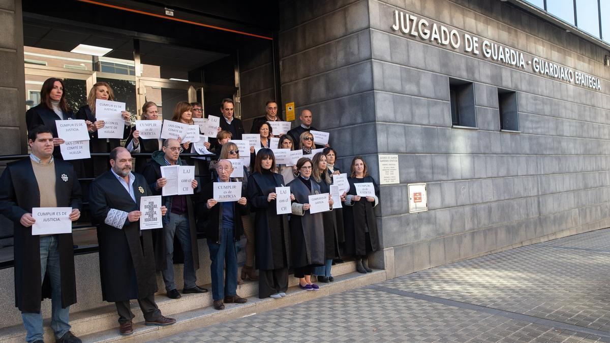 Concentración de letrados a las puertas del Palacio de Justicia de Navarra