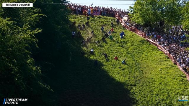 Imagen de la edición de 2026 de la carrera del queso rodante de Inglaterra