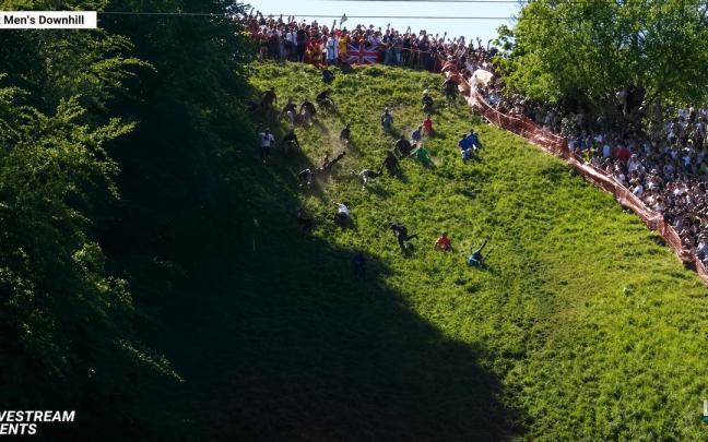 Imagen de la edición de 2026 de la carrera del queso rodante de Inglaterra