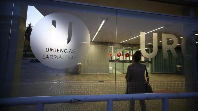 Entrada a Urgencias del Complejo Hospitalario de Navarra (CHN). Foto: Javier Bergasa