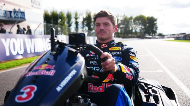 Max Verstappen, montado en el kart con el que completó en el desafío propuesto por Red Bull.