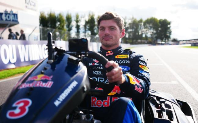 Max Verstappen, montado en el kart con el que completó en el desafío propuesto por Red Bull.