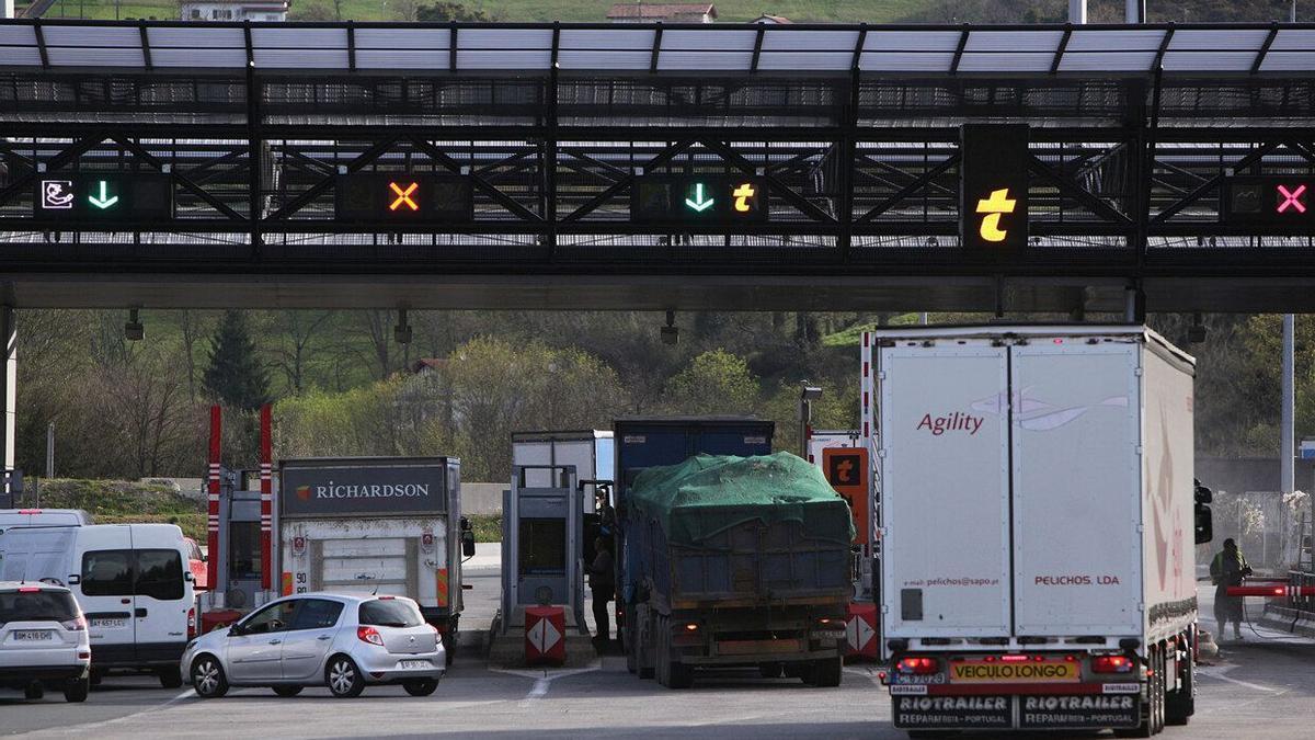 Camiones atraviesan la muga de Biriatu con mercancías destinadas al extranjero.