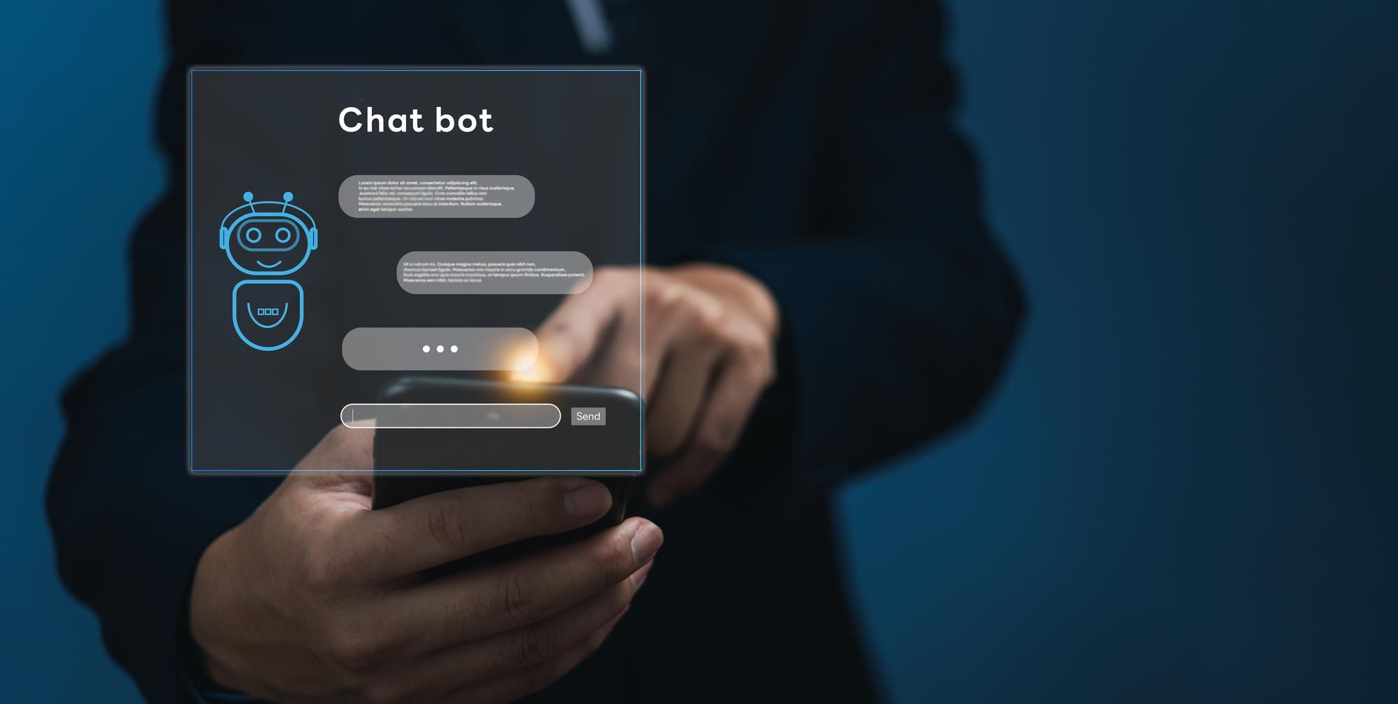 Un hombre mantiene una converasción con un chatbot en un teléfono móvil.