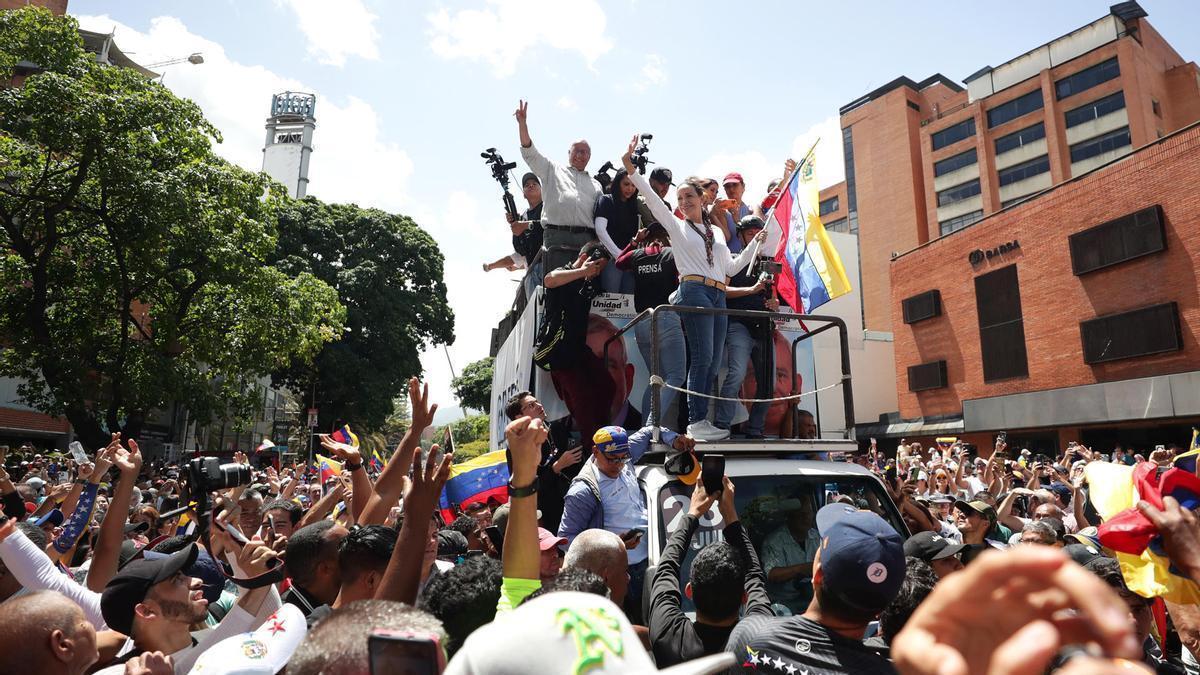 Machado es recibida en la protesta opositora en Caracas al grito de "libertad".