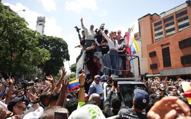 Machado es recibida en la protesta opositora en Caracas al grito de "libertad".