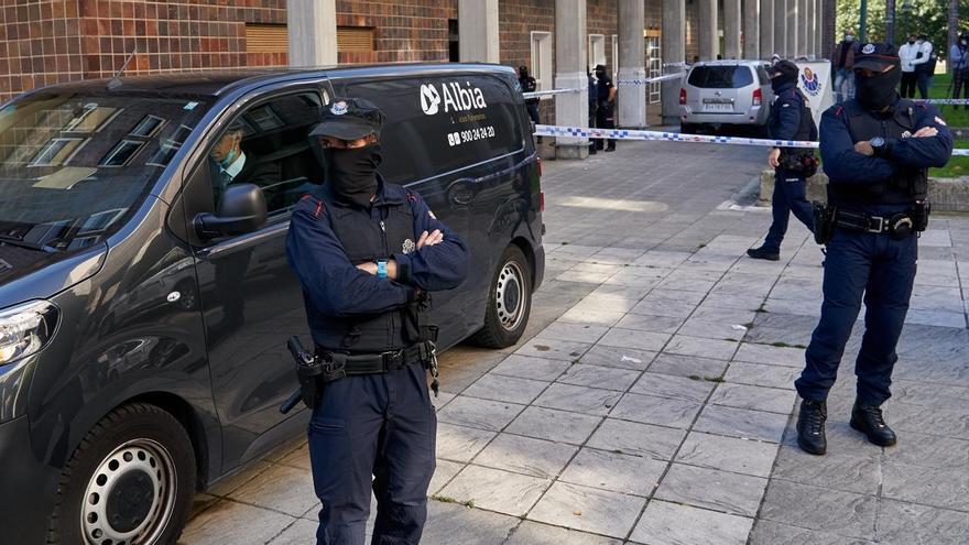 Un vehículo se lleva el cuerpo de una mujer asesinada por su pareja en Euskadi.