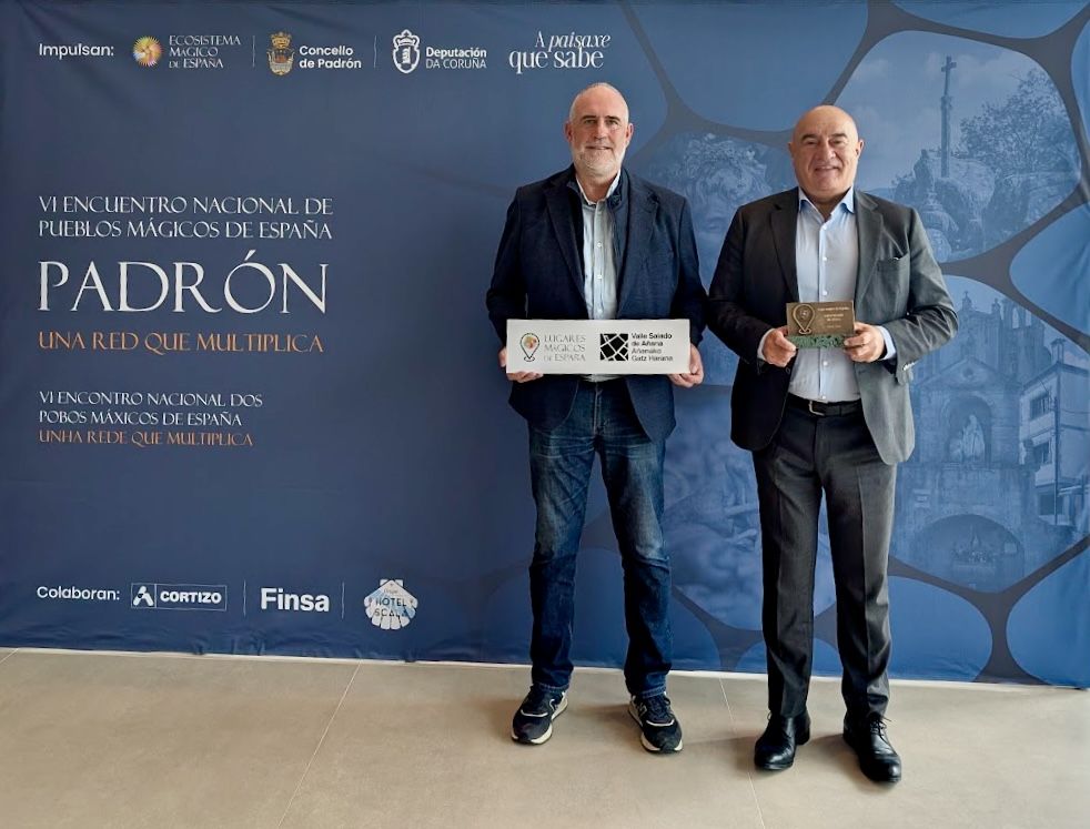 Oraá y Medina recogiendo el galardón en Galicia