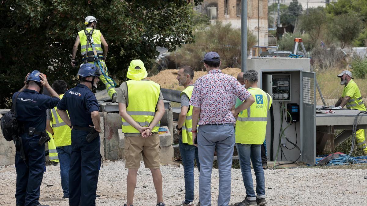 Personal de Adif, operarios y agentes de la Policía Nacional trabajan para solucionar los incidentes del túnel de alta velocidad.