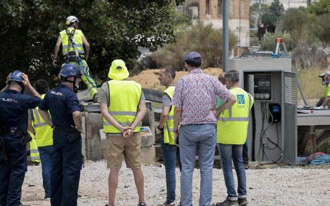 Personal de Adif, operarios y agentes de la Policía Nacional trabajan para solucionar los incidentes del túnel de alta velocidad. Personal de Adif, operarios y agentes de la Policía Nacional trabajan para solucionar los incidentes del túnel de alta velocidad.