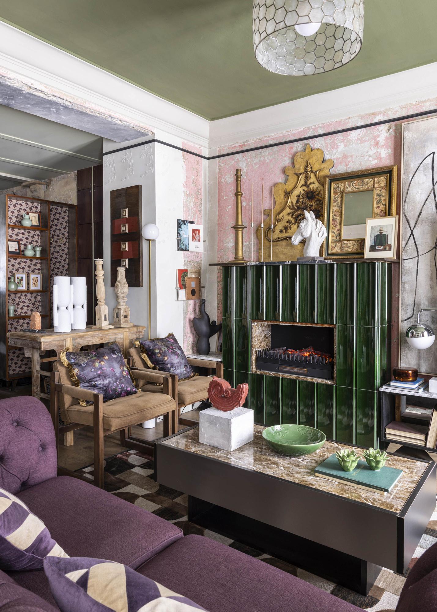 El salón, presidido por una original chimenea.