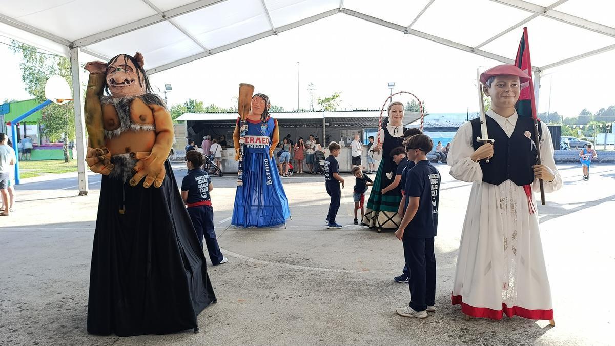 Los gigantes, protagonistas de las fiestas de Izarra en Bermeo.