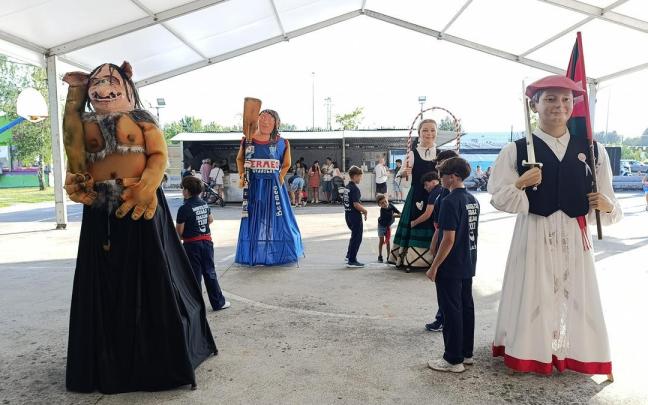 Los gigantes, protagonistas de las fiestas de Izarra en Bermeo.