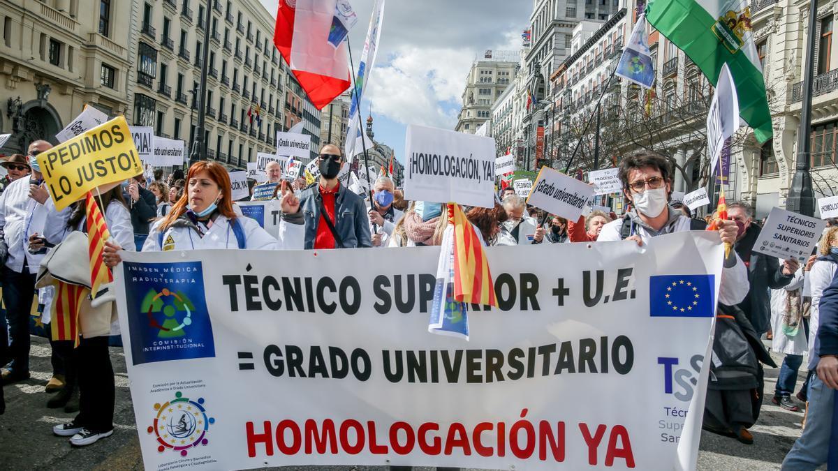 Imagen de archivo de varios manifestantes, con batas blancas y pancartas, en la marcha de Técnicos Superiores Sanitarios para reclamar el Grado Universitario, en 2022