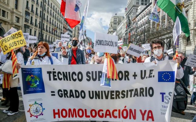Imagen de archivo de varios manifestantes, con batas blancas y pancartas, en la marcha de Técnicos Superiores Sanitarios para reclamar el Grado Universitario, en 2022