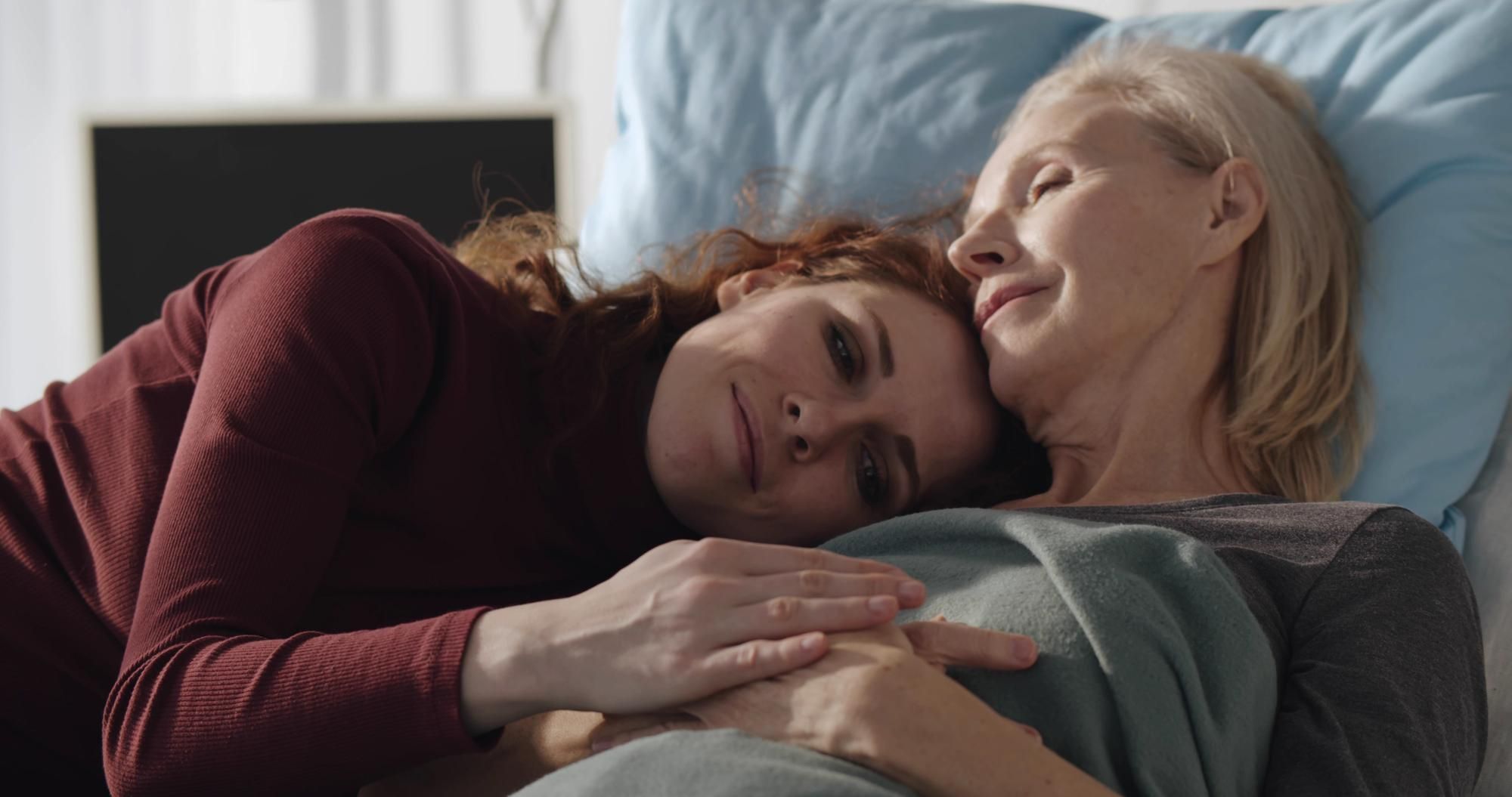 Una mujer cuida de su madre enferma en el hospital.