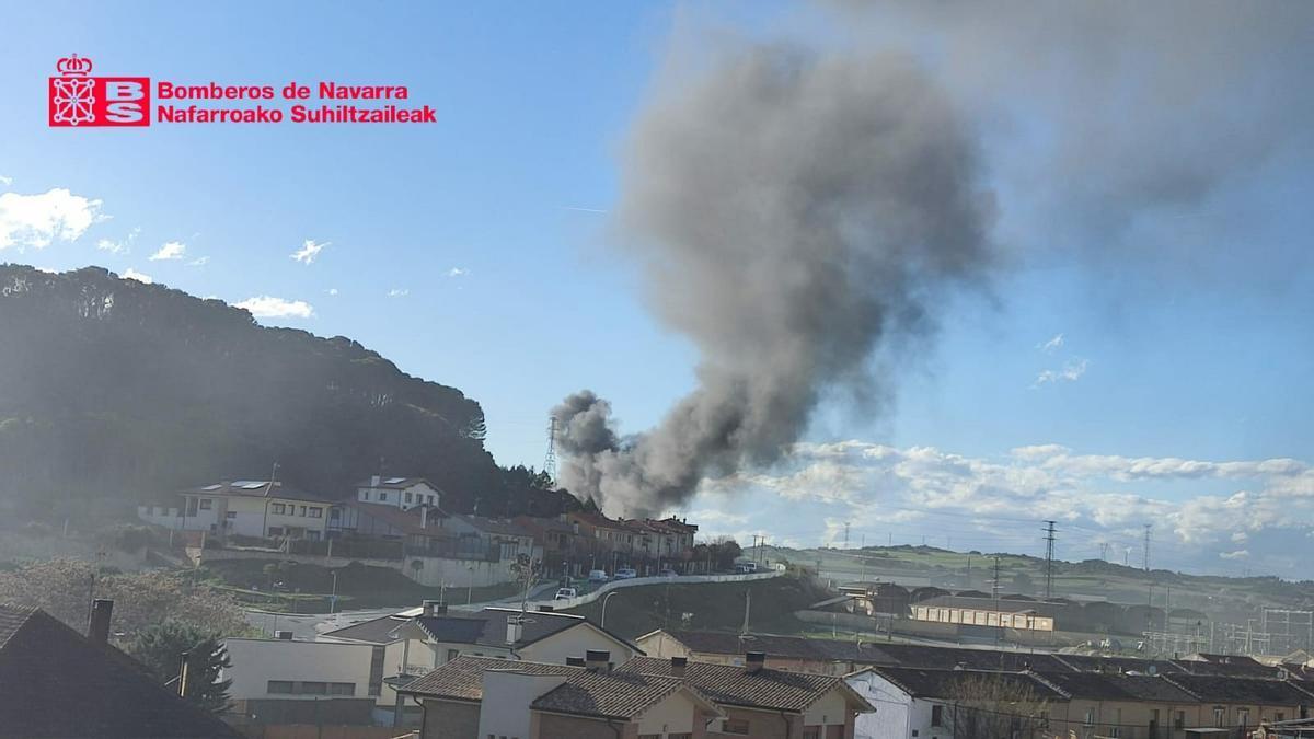 Humo del incendio en la antigua vaquería de Tafalla.