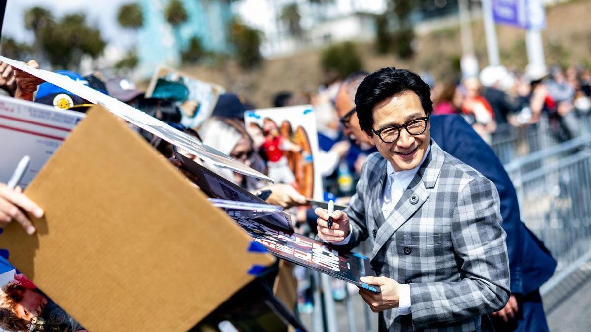 Jonathan Ke Quan firma autógrafos a su llegada a los premios Spirit.