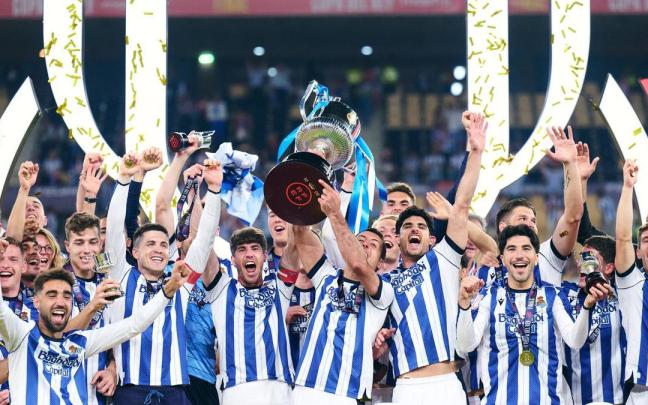 Los jugadores de la Real celebrando el título de Copa en La Cartuja.