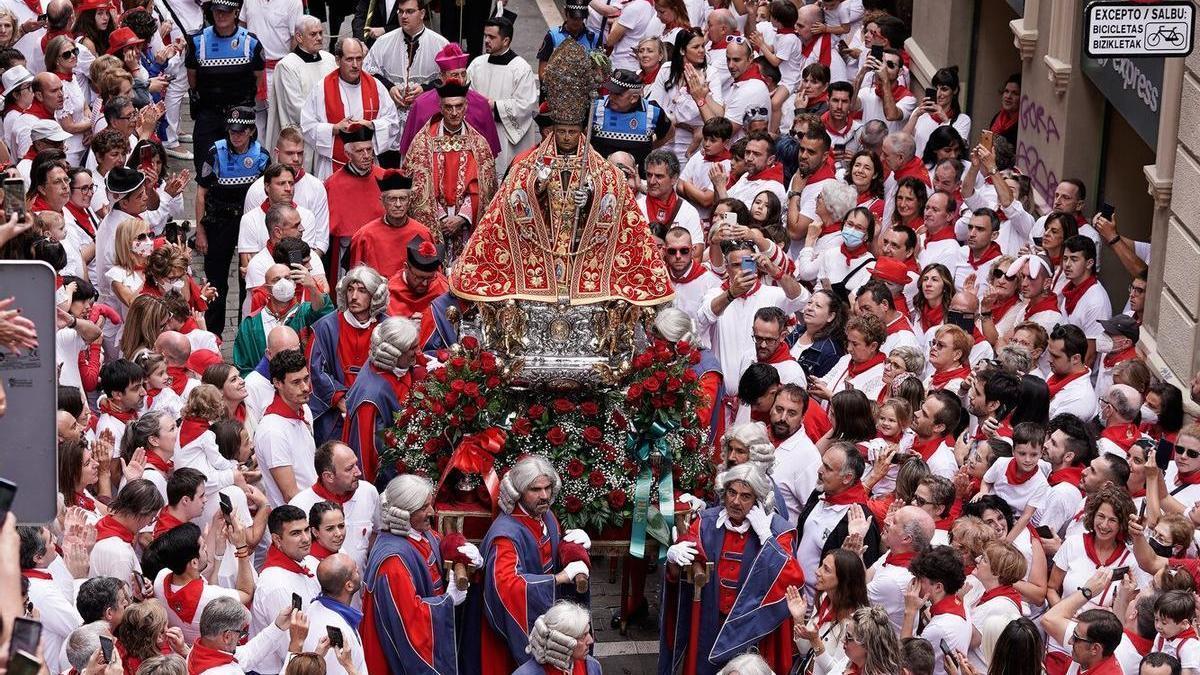 Paso del santo por la calle Mayor, flanqueado por una multitud, durante la procesión celebrada el año pasado.