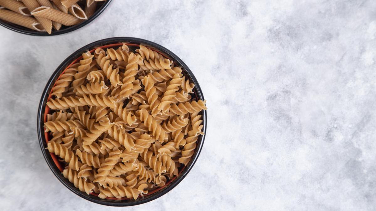 La pasta de lentejas tiene un mayor contenido de proteína vegetal y fibra, siendo ideal para dietas veganas o bajas en gluten.