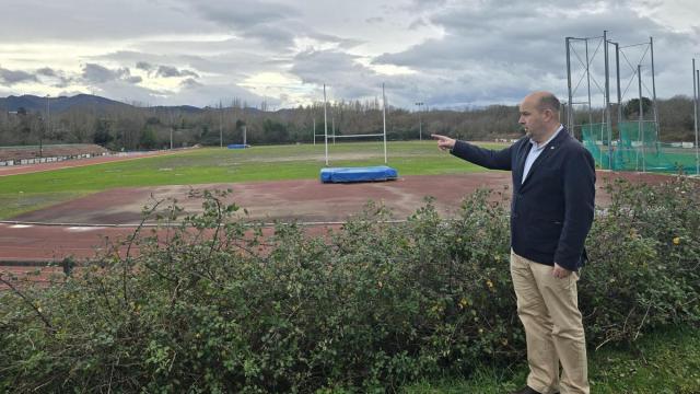 Gorka Álvarez, portavoz de Irungo EAJ-PNV, en las instalaciones deportivas de Palaiundi.
