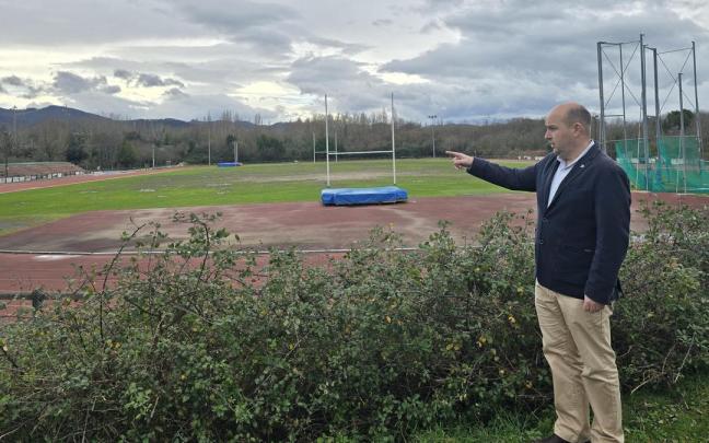 Gorka Álvarez, portavoz de Irungo EAJ-PNV, en las instalaciones deportivas de Palaiundi.