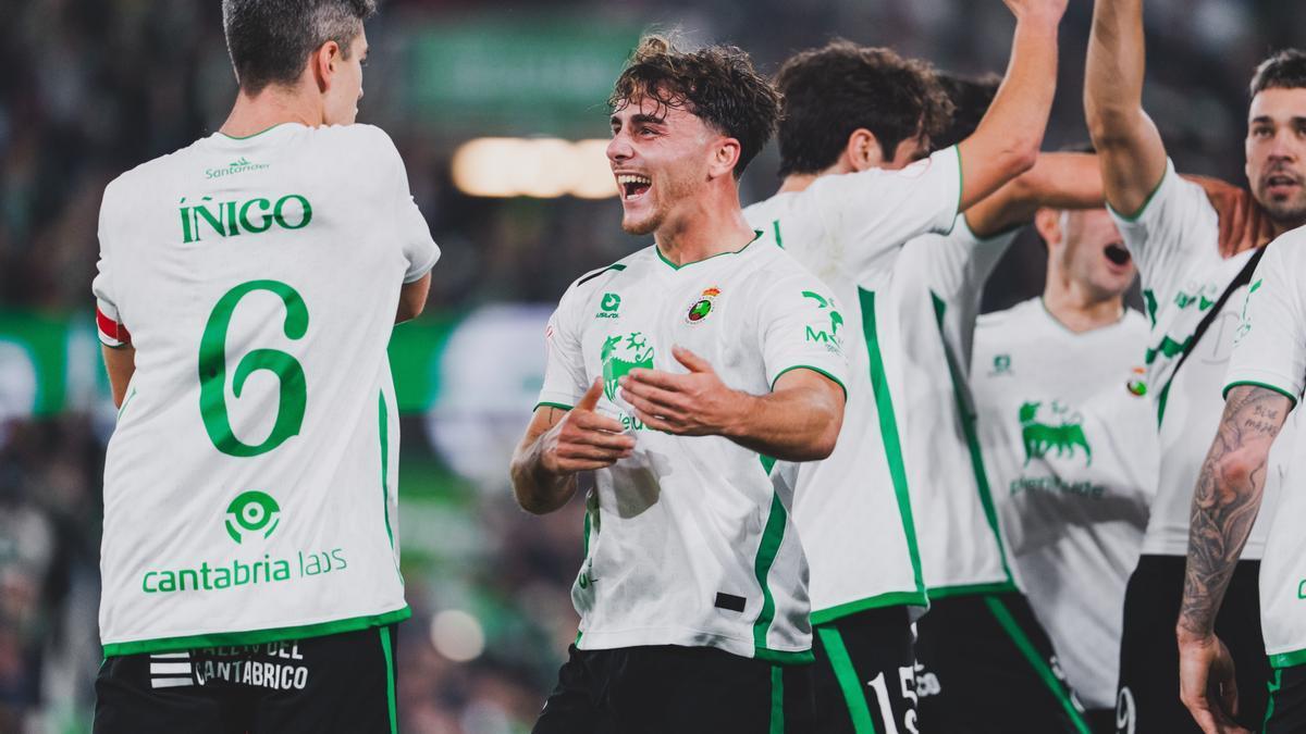 Los jugadores del Racing celebran la clasificación tras eliminar al Villarreal