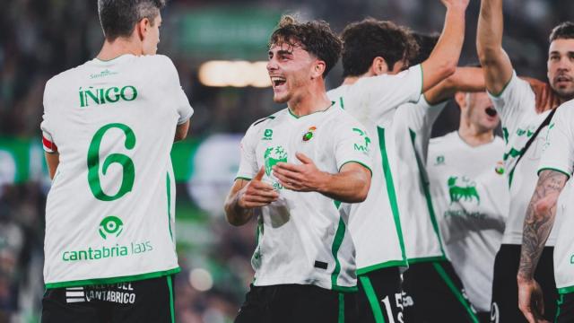 Los jugadores del Racing celebran la clasificación tras eliminar al Villarreal