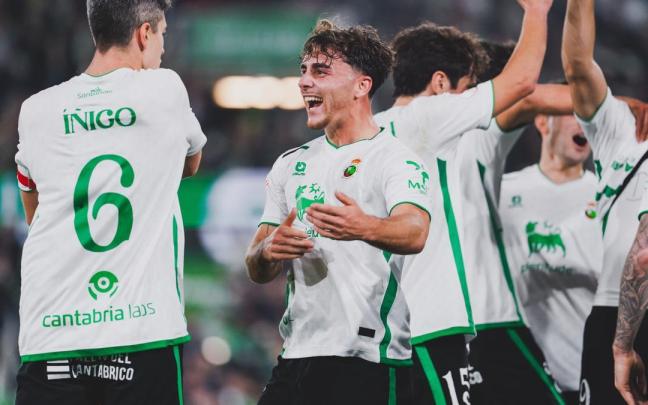 Los jugadores del Racing celebran la clasificación tras eliminar al Villarreal